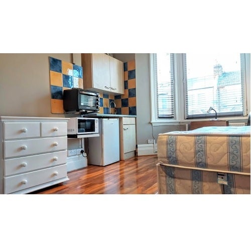Room Lena Gardens in Greater London