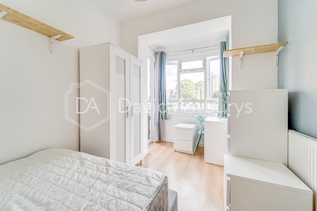 Flat Caversham Road in Greater London