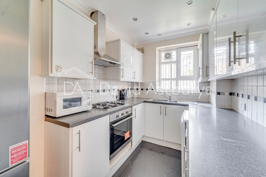 Flat Caversham Road in Greater London