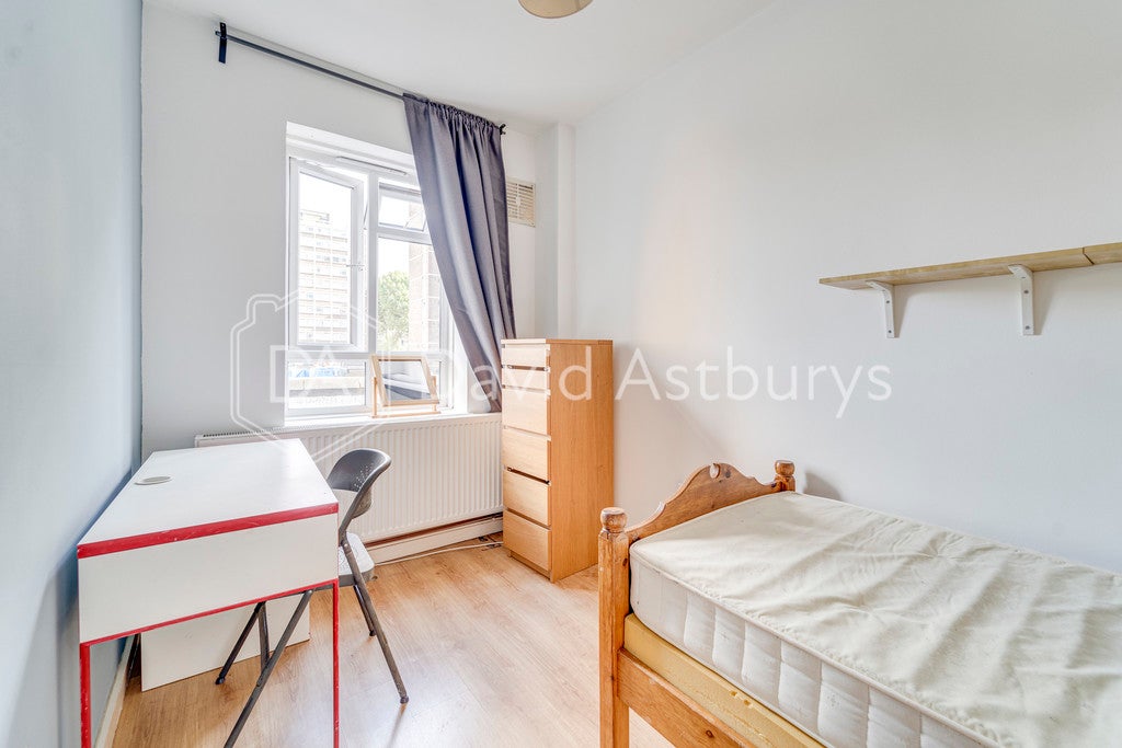 Flat Caversham Road in Greater London