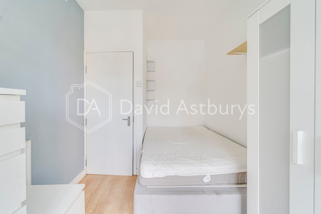 Flat Caversham Road in Greater London