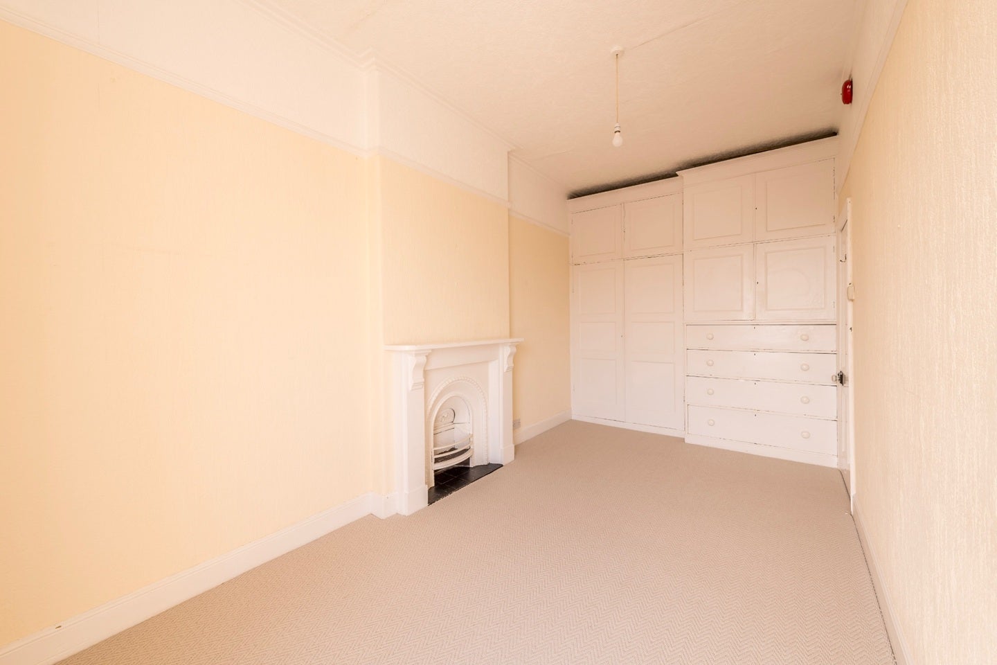 Flat Caledonia Place in Bristol