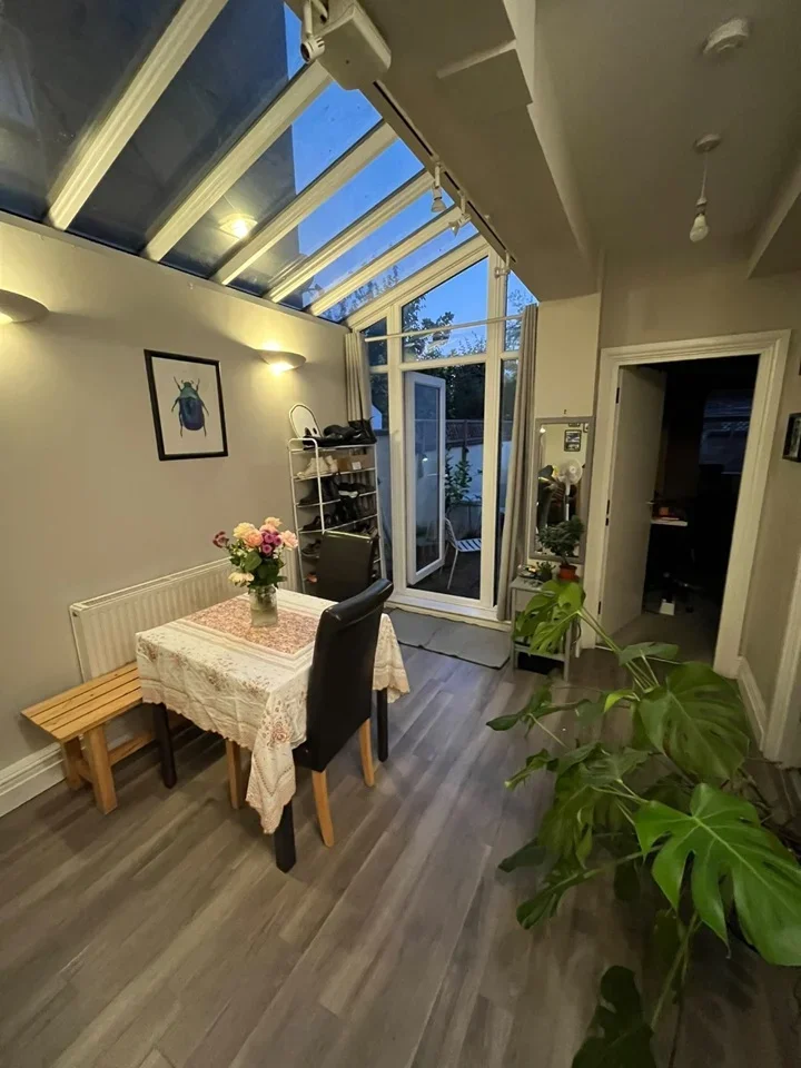 Flat Balham High Road in Greater London