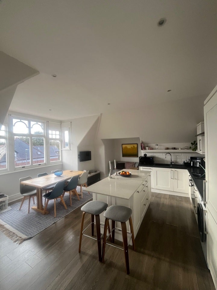 Flat Keswick Road in Greater London