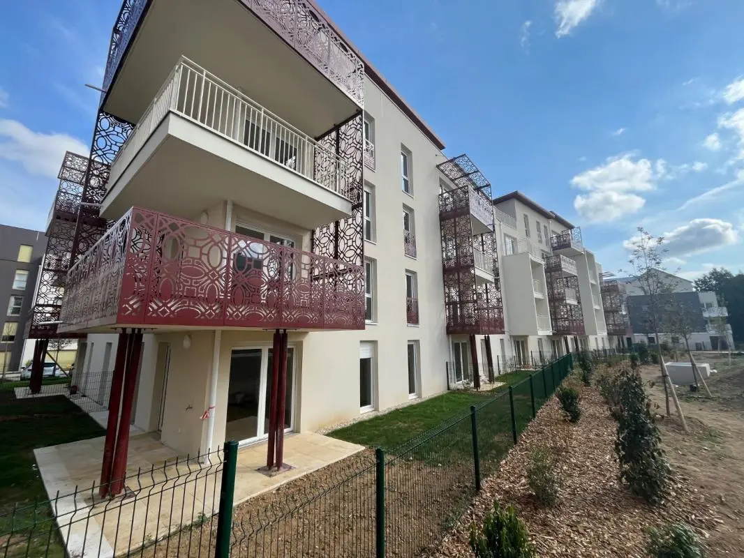Flat Carrefour du 8 Mai 1945 in Plaisir