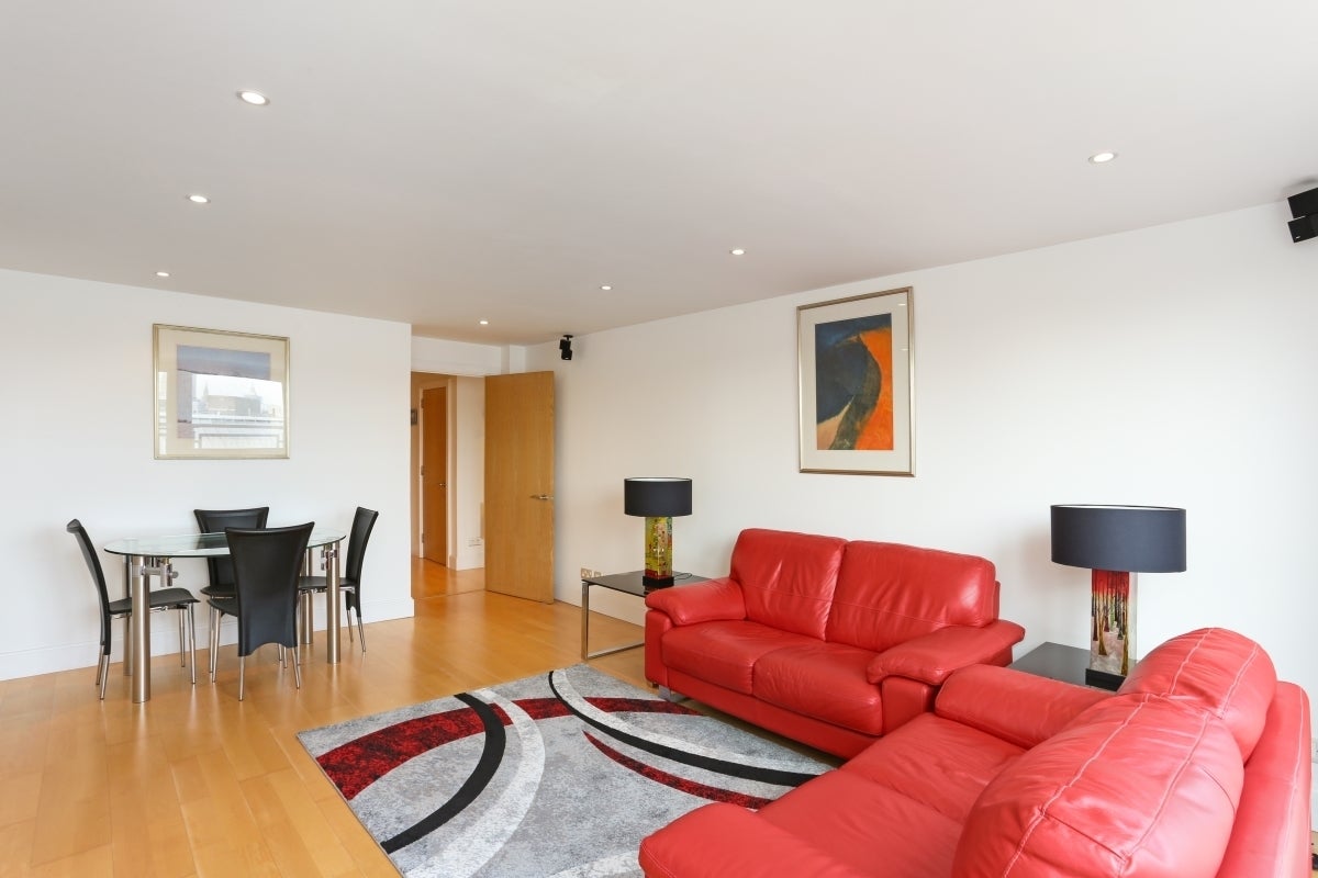 Flat Vauxhall Bridge Road in City of Westminster