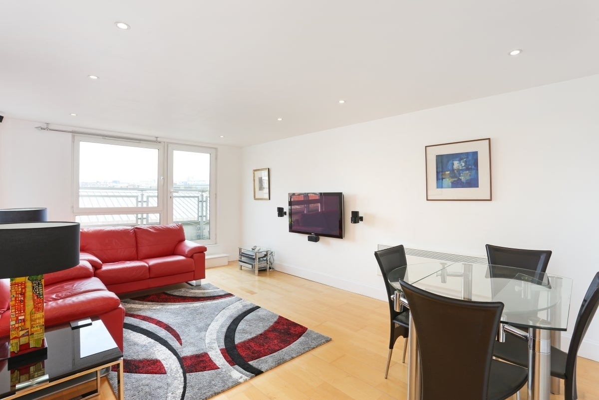 Flat Vauxhall Bridge Road in City of Westminster