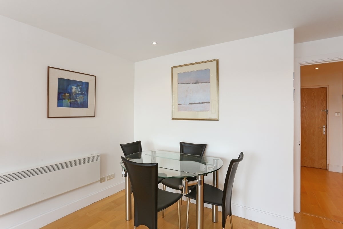 Flat Vauxhall Bridge Road in City of Westminster