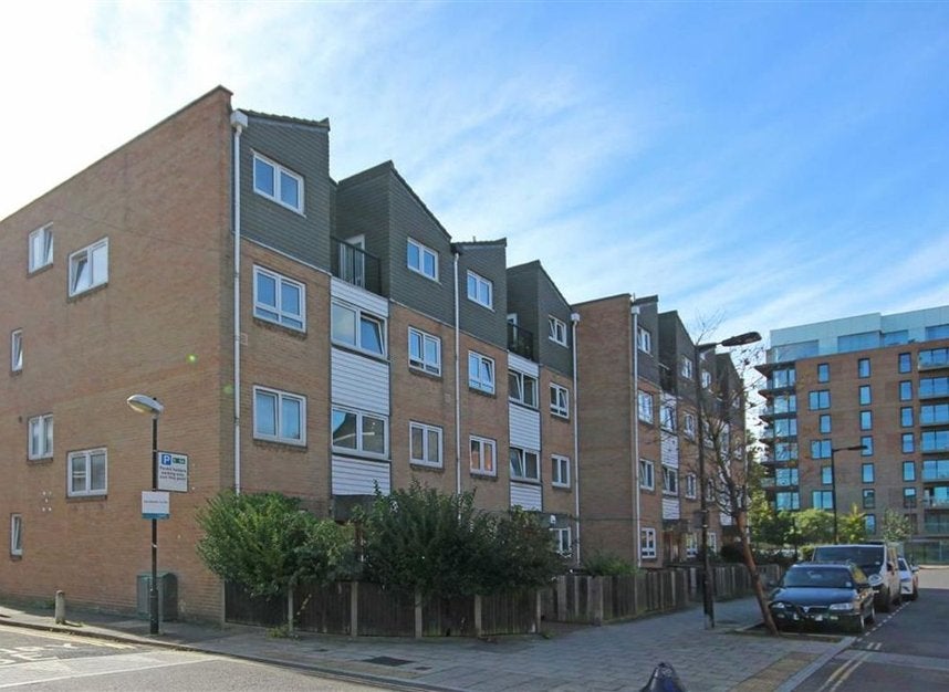 Flat Salisbury Close in Greater London