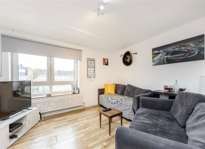 Flat Salisbury Close in Greater London