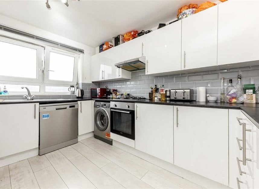 Flat Salisbury Close in Greater London
