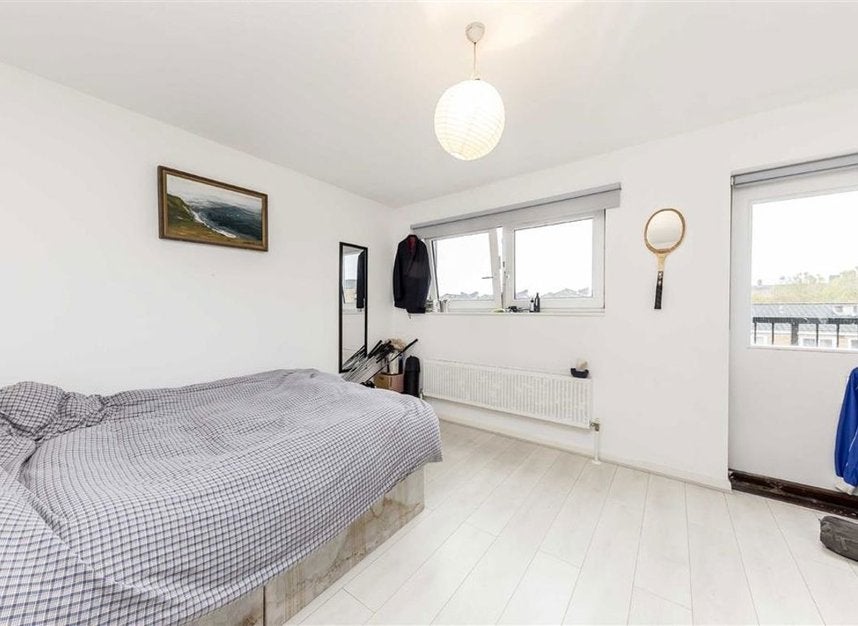 Flat Salisbury Close in Greater London
