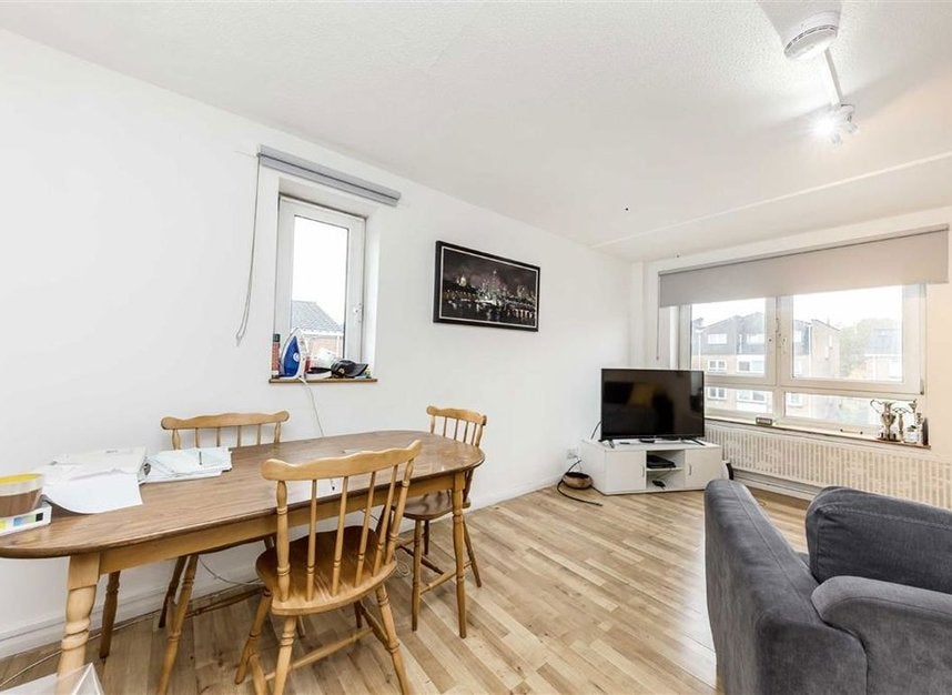 Flat Salisbury Close in Greater London