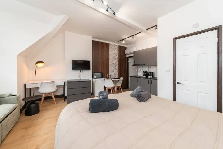 Flat Kensington High Street in Greater London