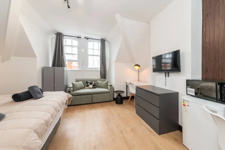 Flat Kensington High Street in Greater London