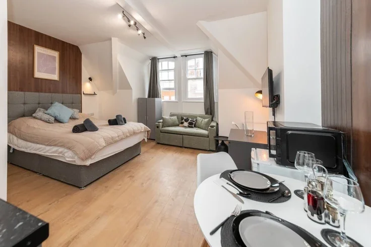 Flat Kensington High Street in Greater London