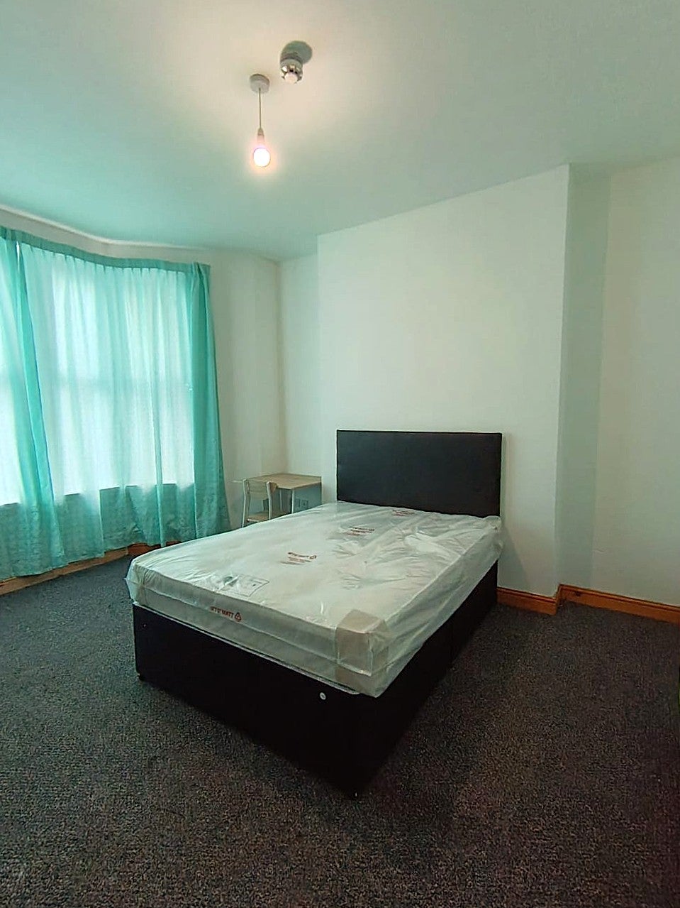 Room Pentrebane Street in Cardiff