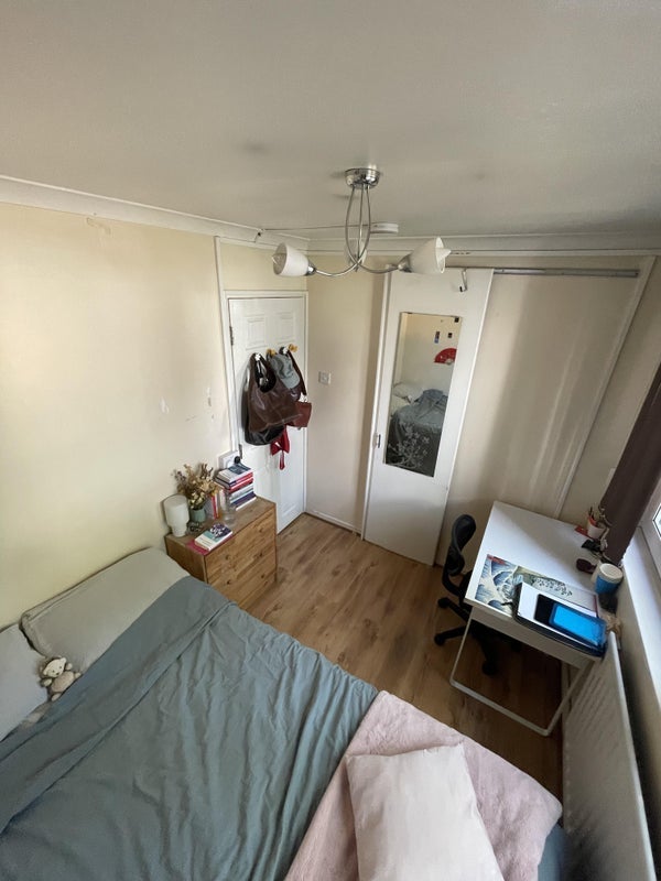 Flat Mackenzie Road in Greater London