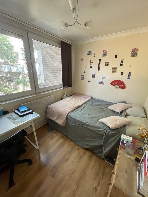 Flat Mackenzie Road in Greater London