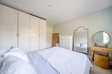Flat Morris Gardens in Greater London