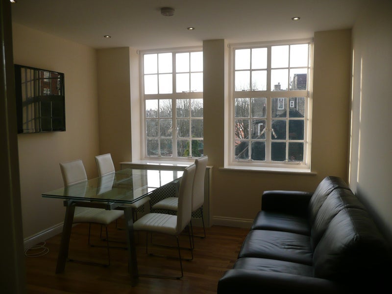 Room Finchley Road in Greater London