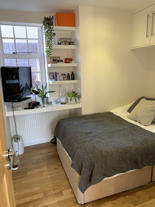 Room Finchley Road in Greater London