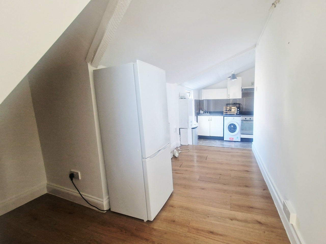 Flat Kingscourt Road in Greater London