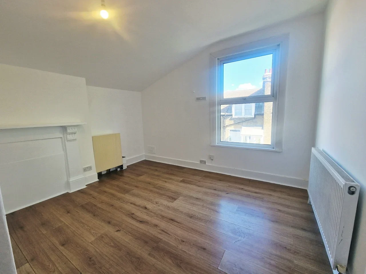 Flat Kingscourt Road in Greater London
