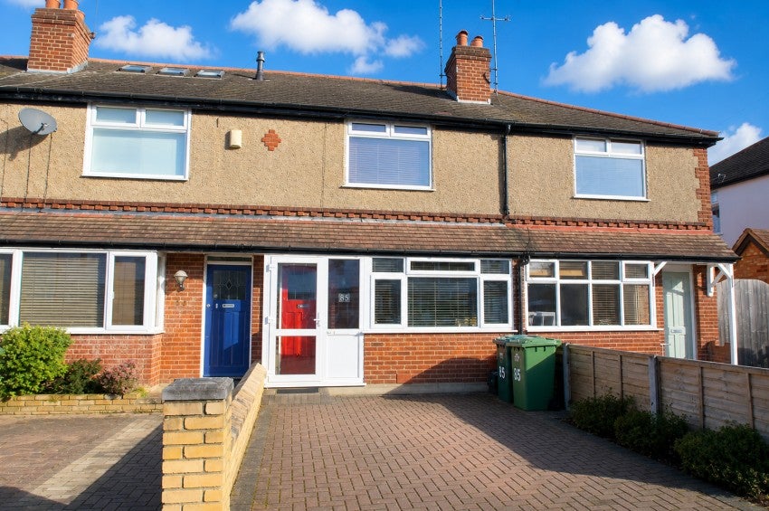 Flat Fenton Avenue in Borough of Spelthorne