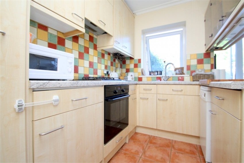 Flat Fenton Avenue in Borough of Spelthorne