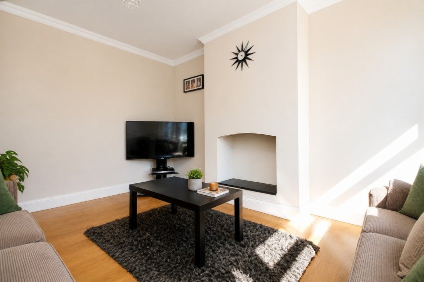 Flat Fenton Avenue in Borough of Spelthorne