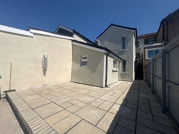 Flat Commercial Street in Bargoed