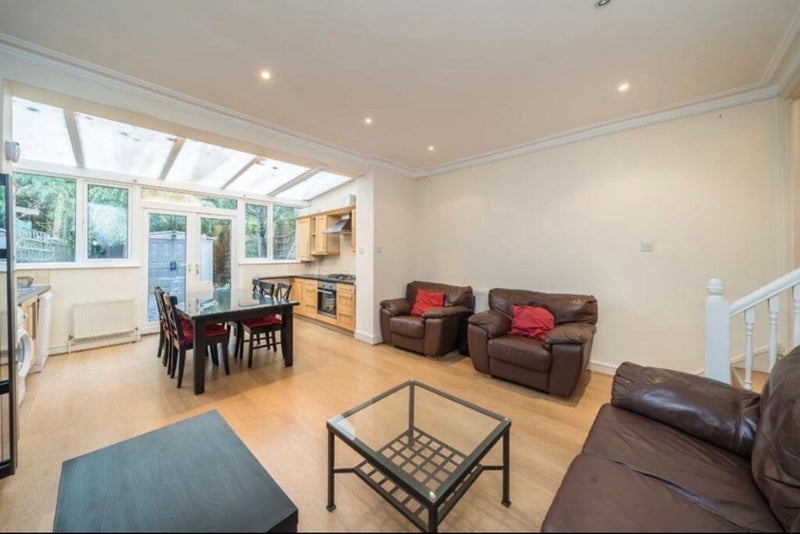 Room Ravenslea Road in Greater London