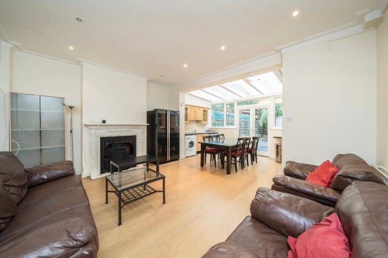 Room Ravenslea Road in Greater London