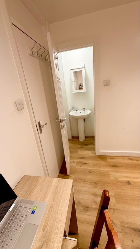 Room Atkinson Road in Greater London