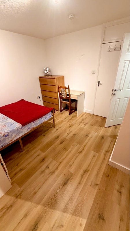 Room Atkinson Road in Greater London
