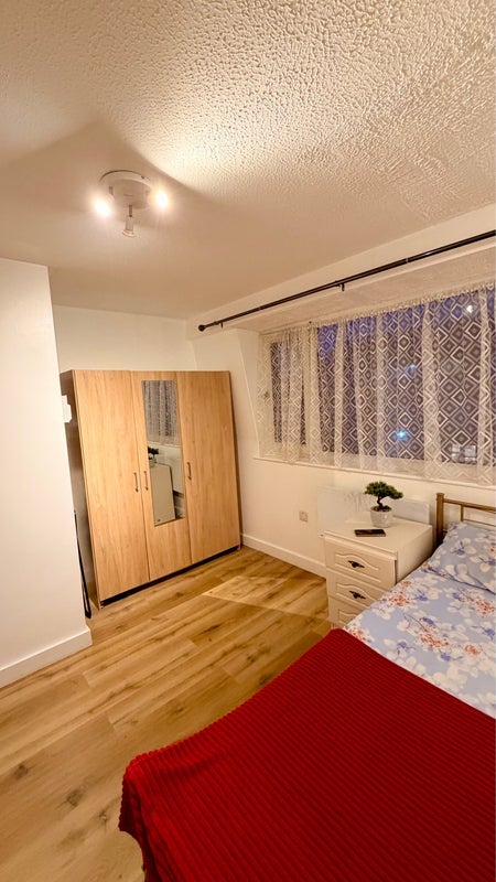 Room Atkinson Road in Greater London