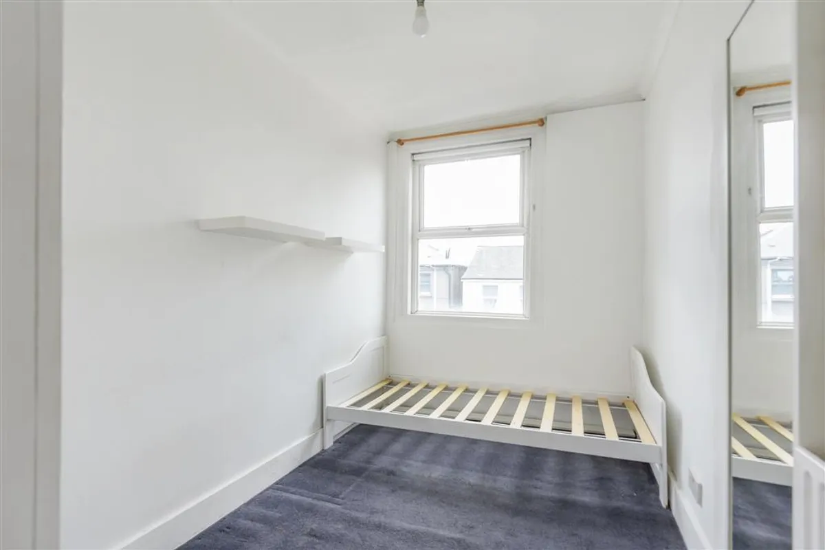 Flat Trinity Road in Greater London