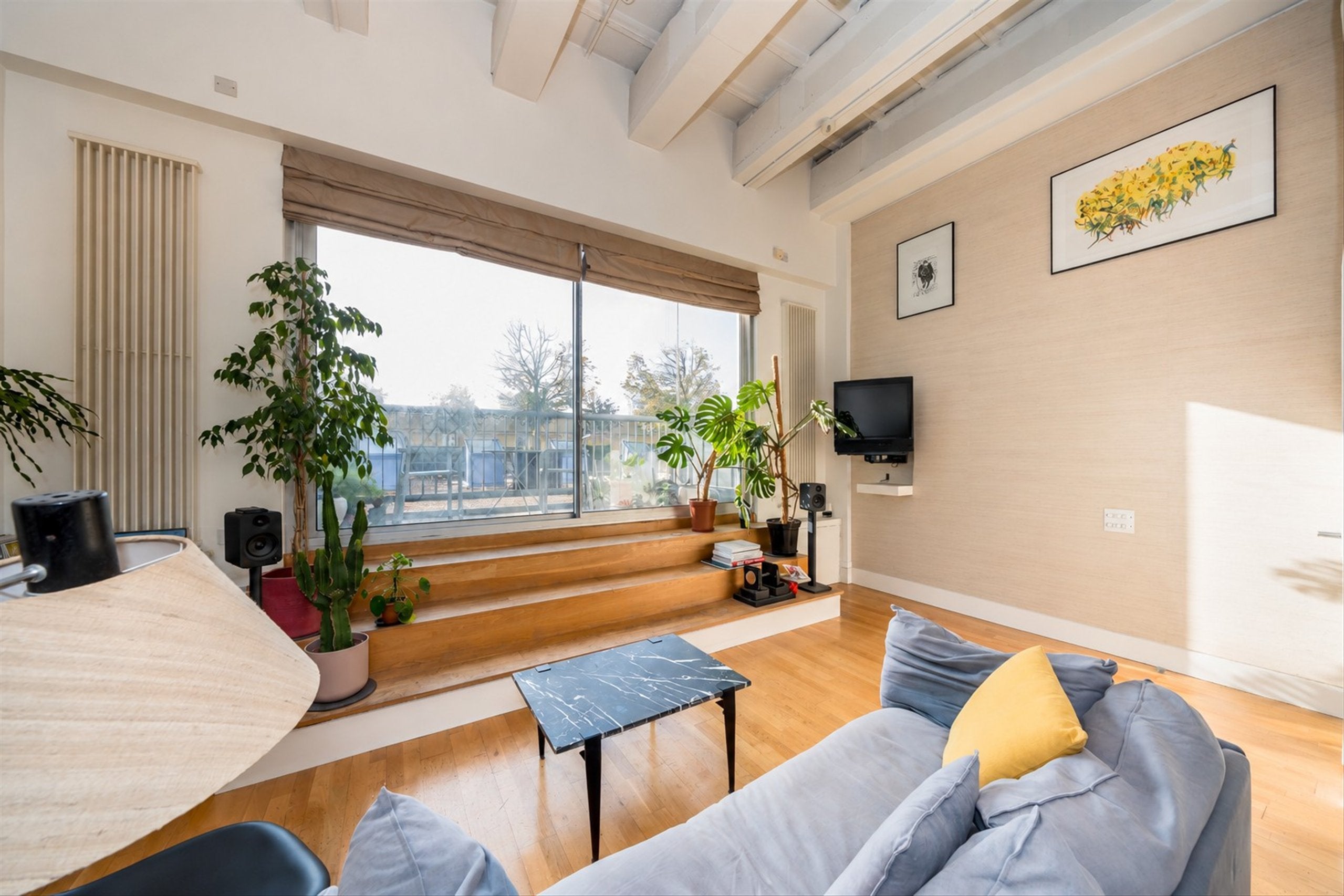 Flat Carnwath Road in Greater London