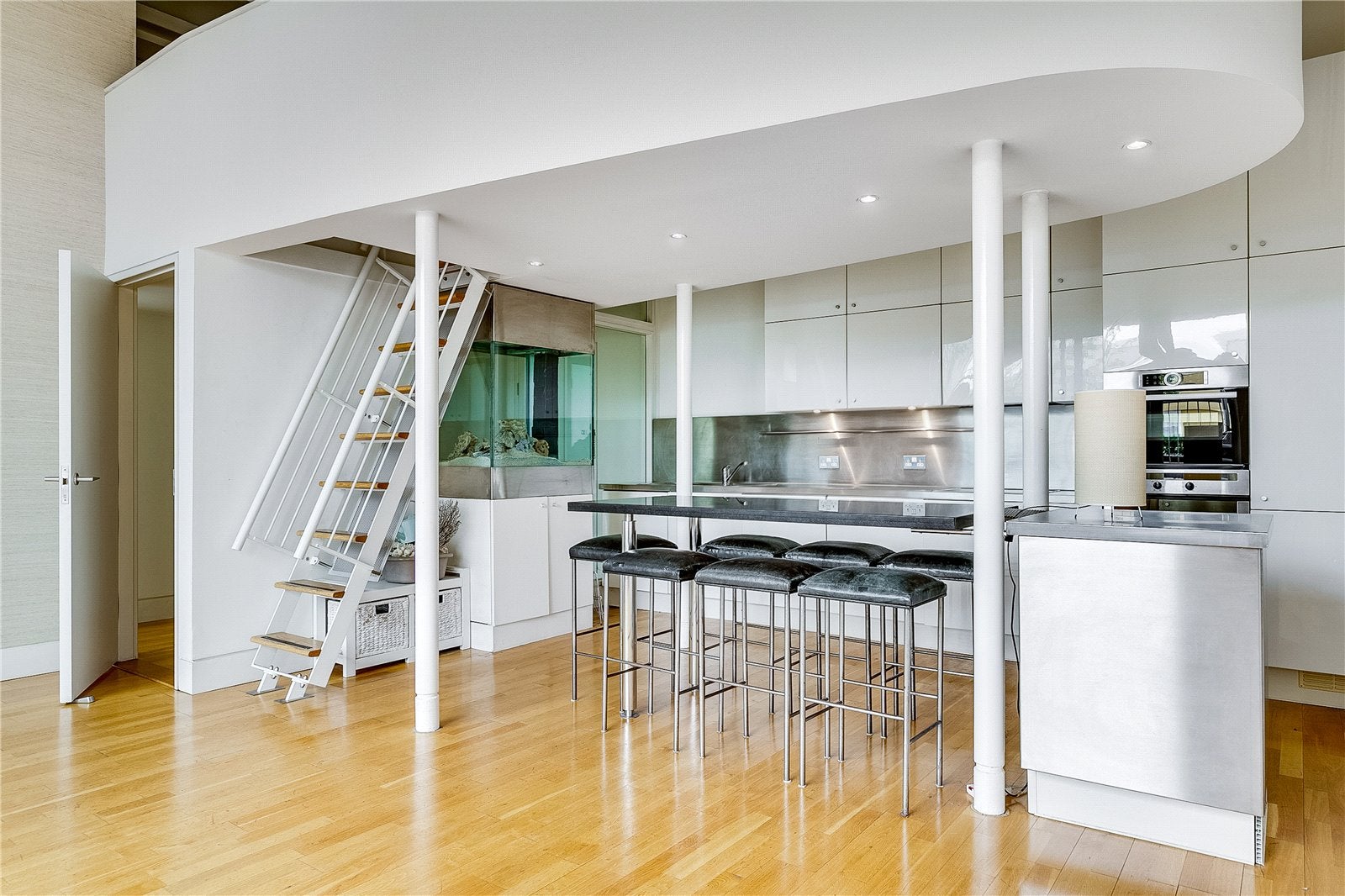 Flat Carnwath Road in Greater London