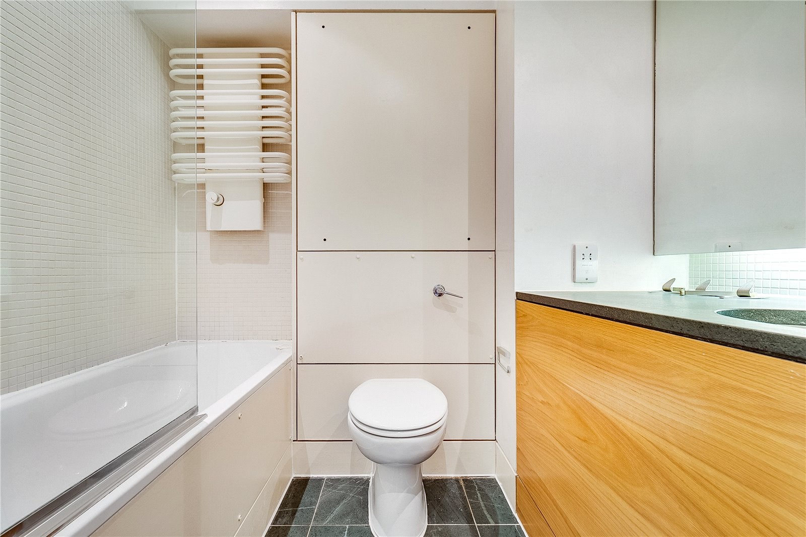 Flat Carnwath Road in Greater London