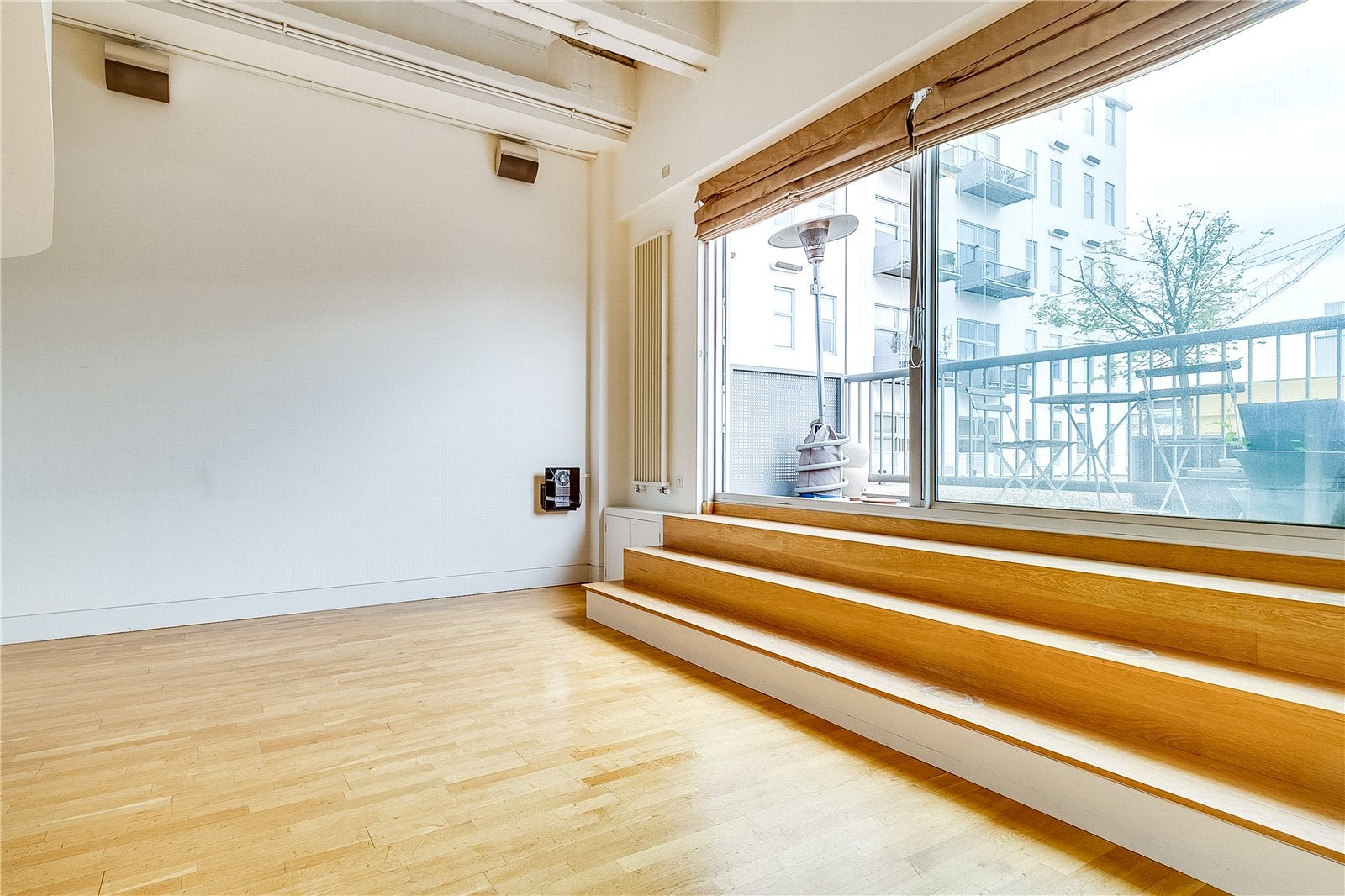 Flat Carnwath Road in Greater London