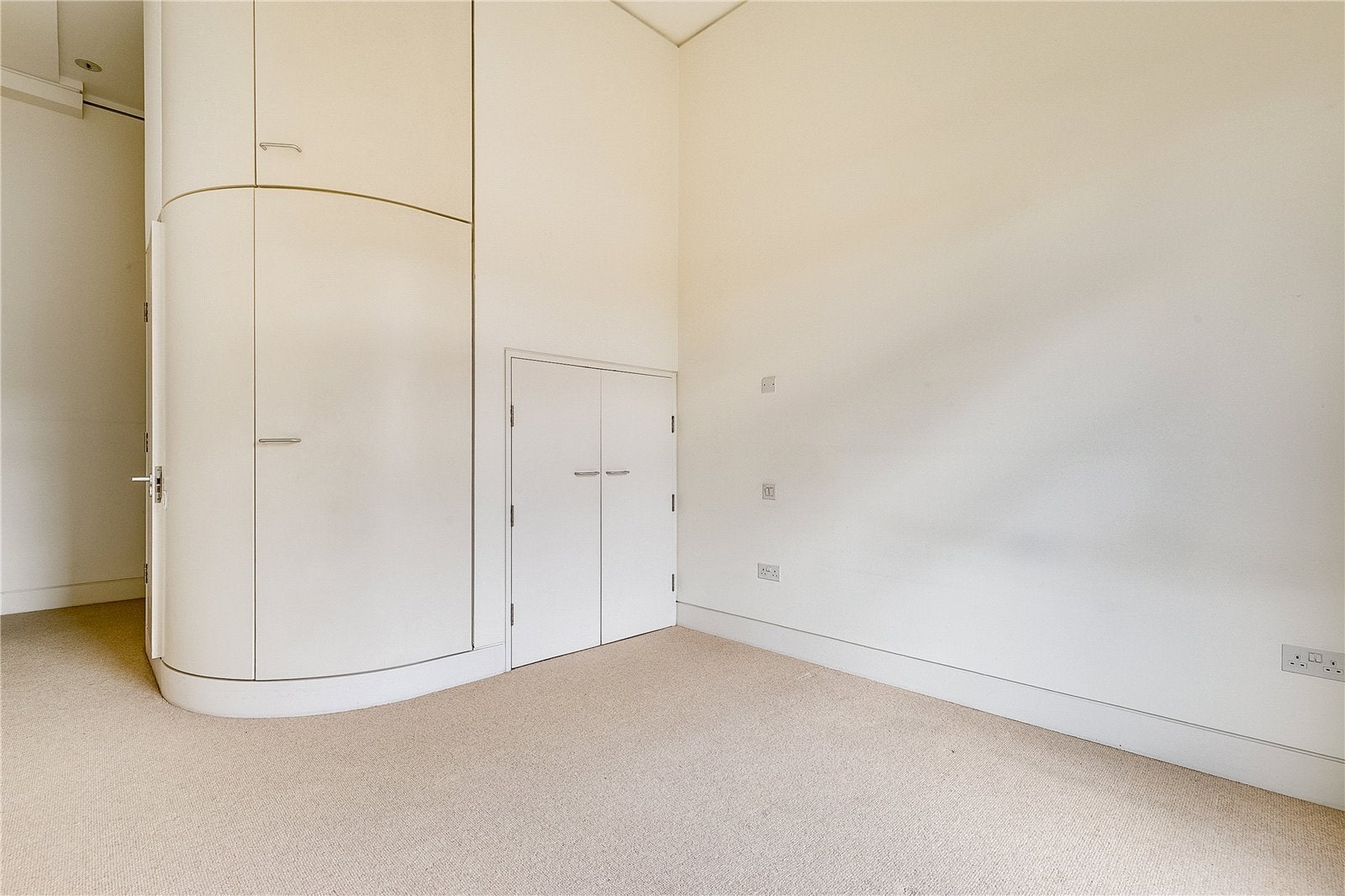 Flat Carnwath Road in Greater London