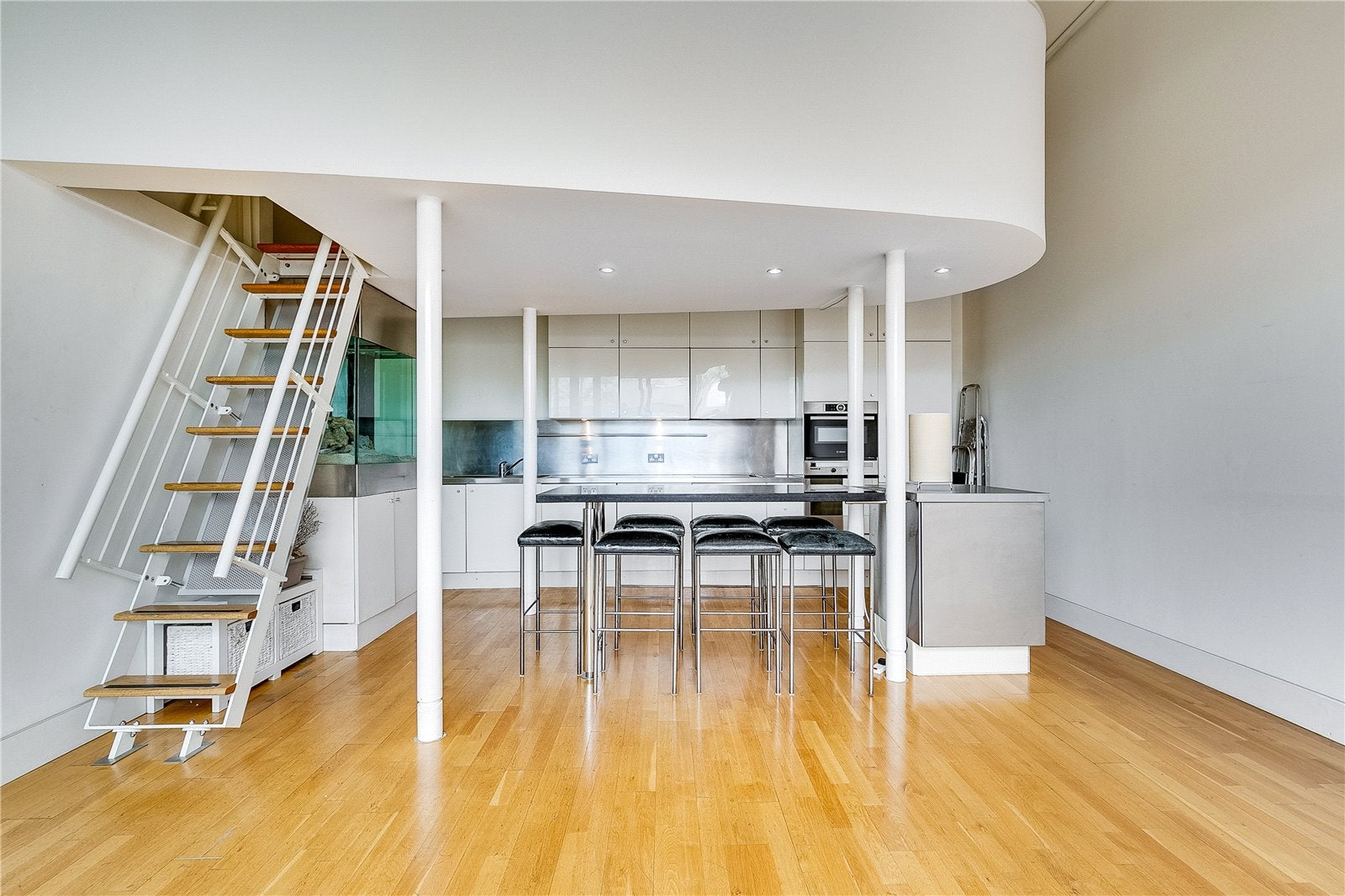 Flat Carnwath Road in Greater London