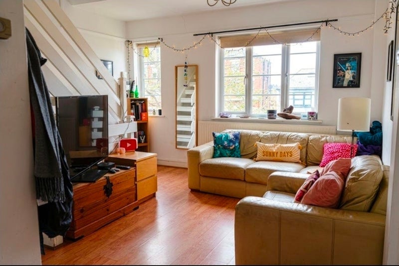 Room Crescent Road in Greater London