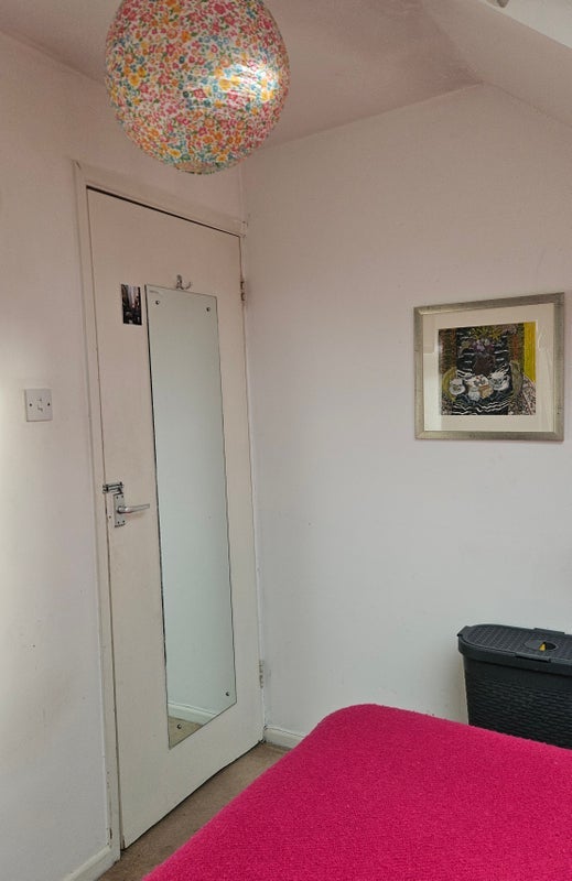 Room Crescent Road in Greater London