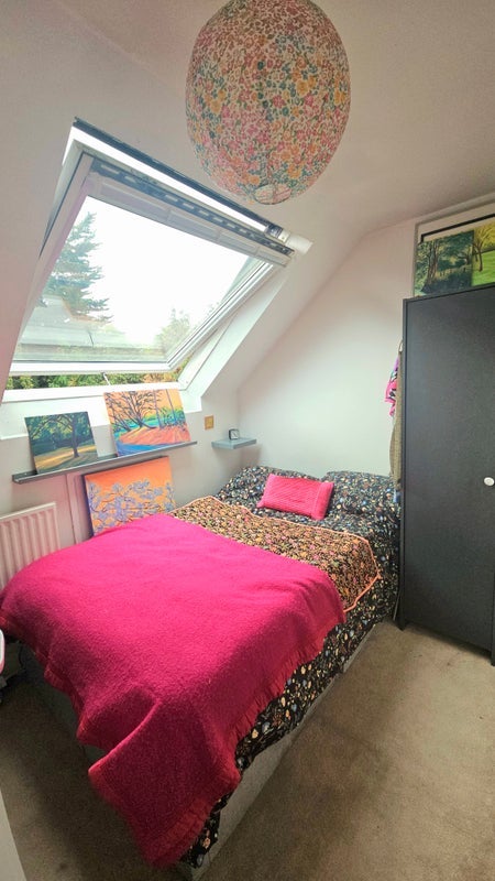 Room Crescent Road in Greater London