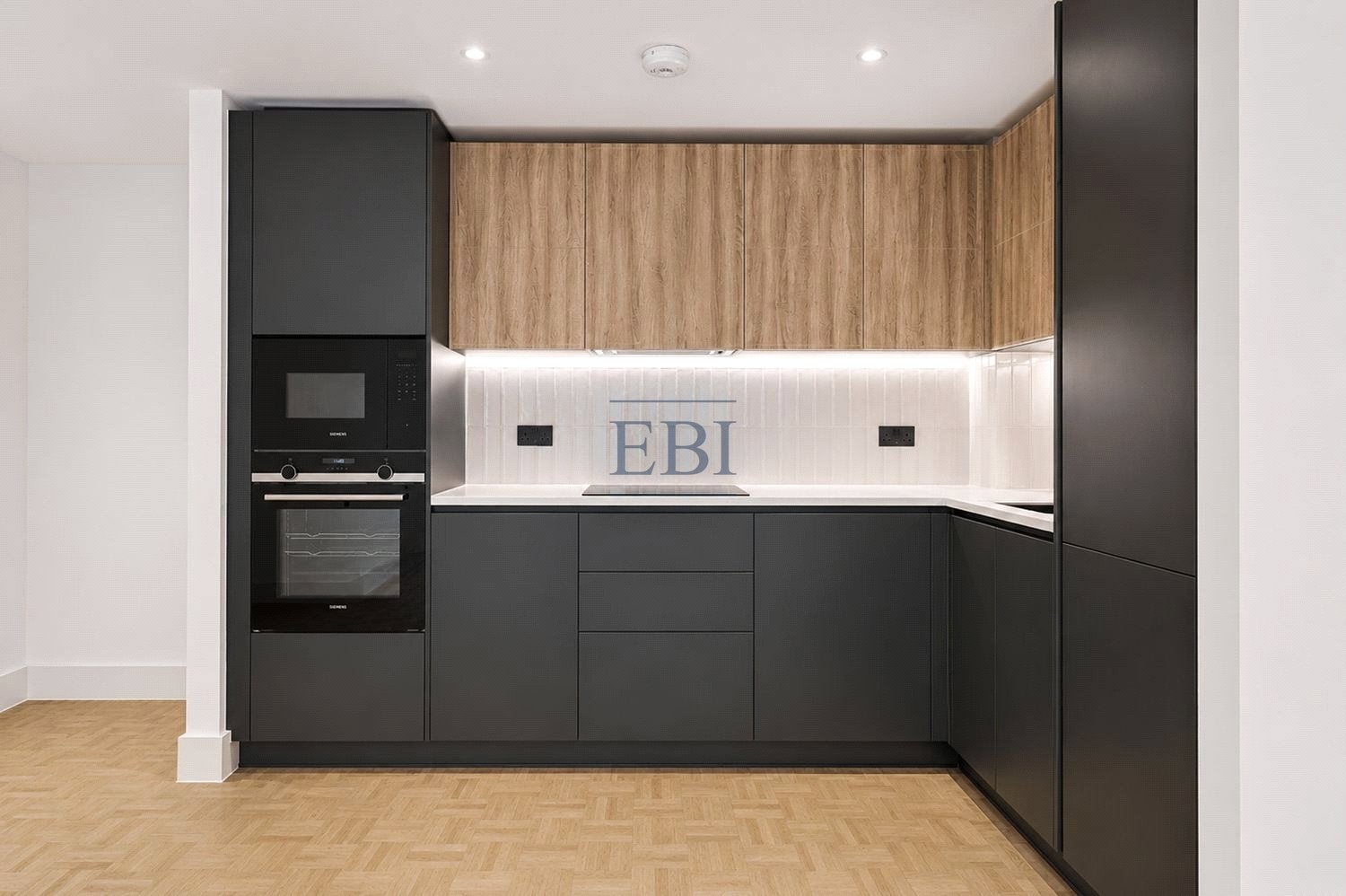 Flat Monarch Square in Greater London