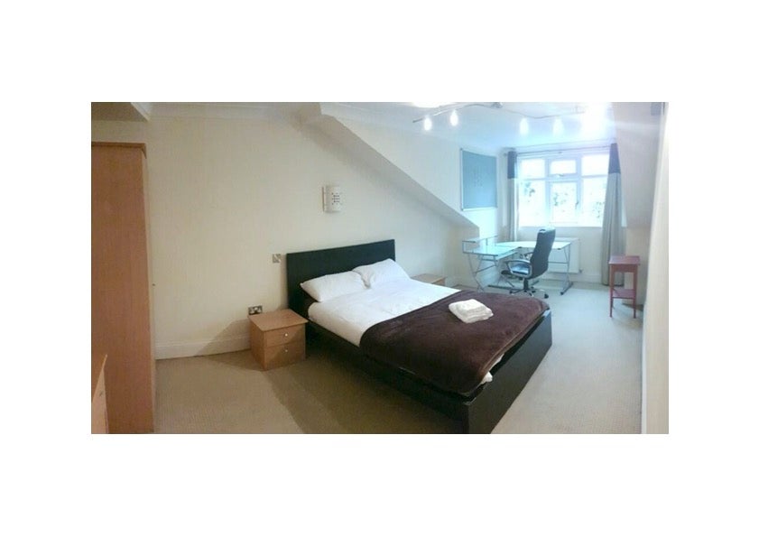 Room Kingswood Road in Manchester