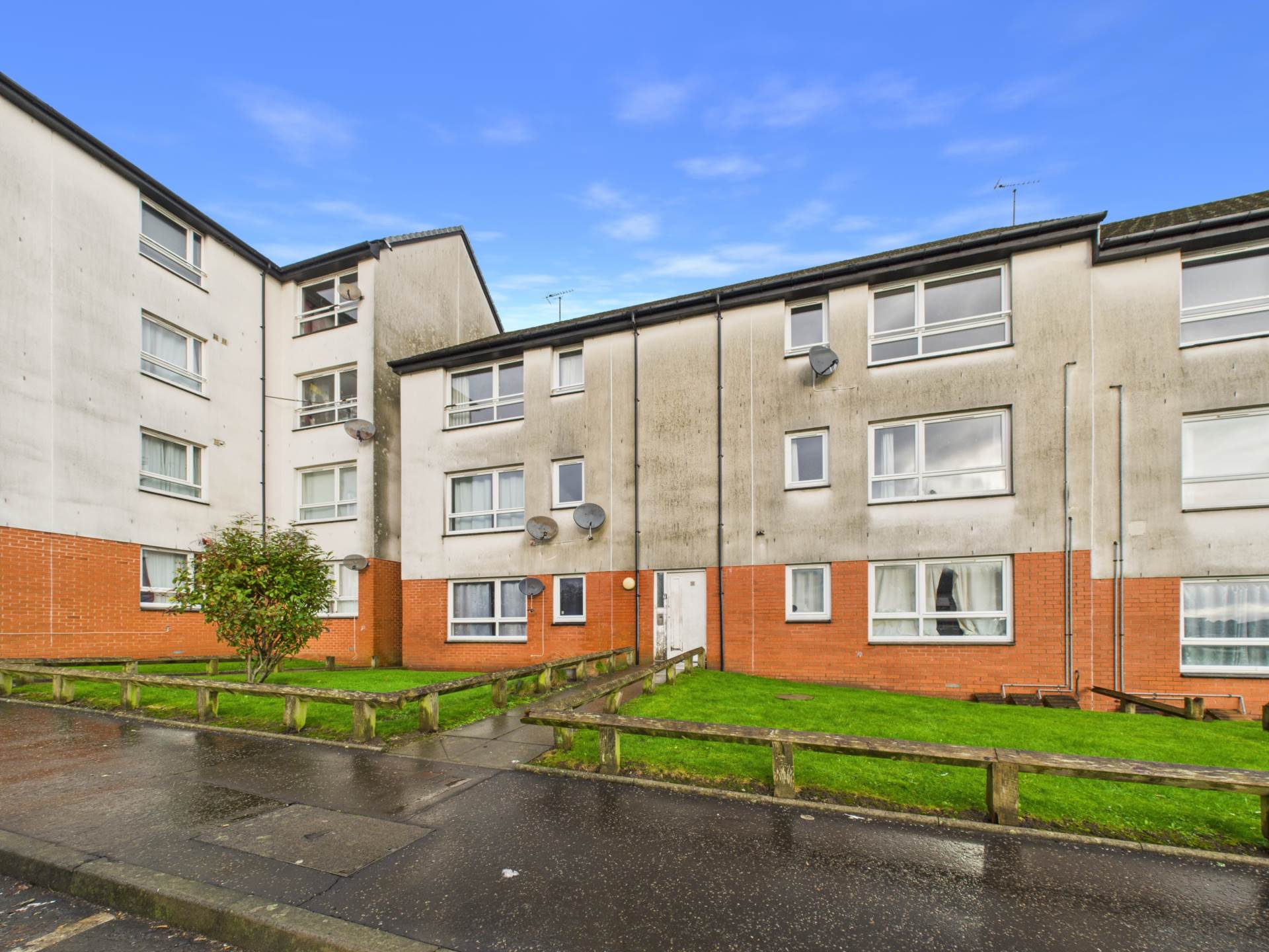 Flat Hamiltonhill Gardens in Glasgow